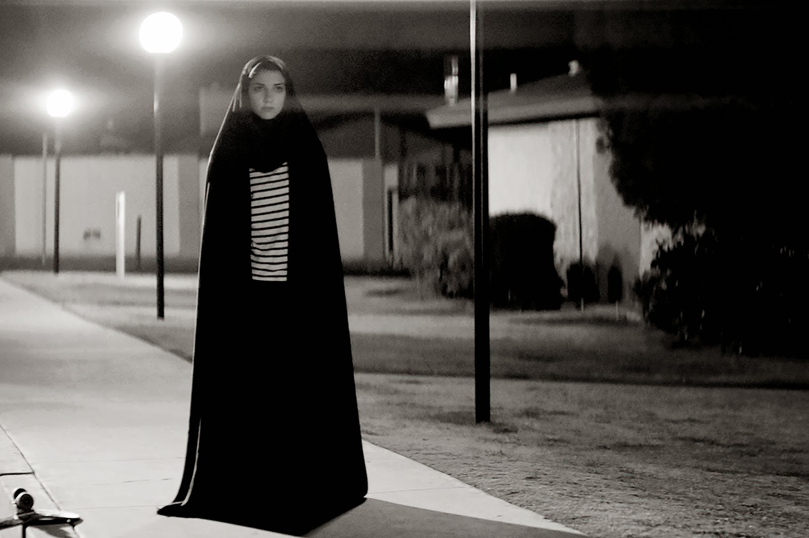 Phim điện ảnh kinh dị Cô gái về nhà một mình ban đêm của Iran