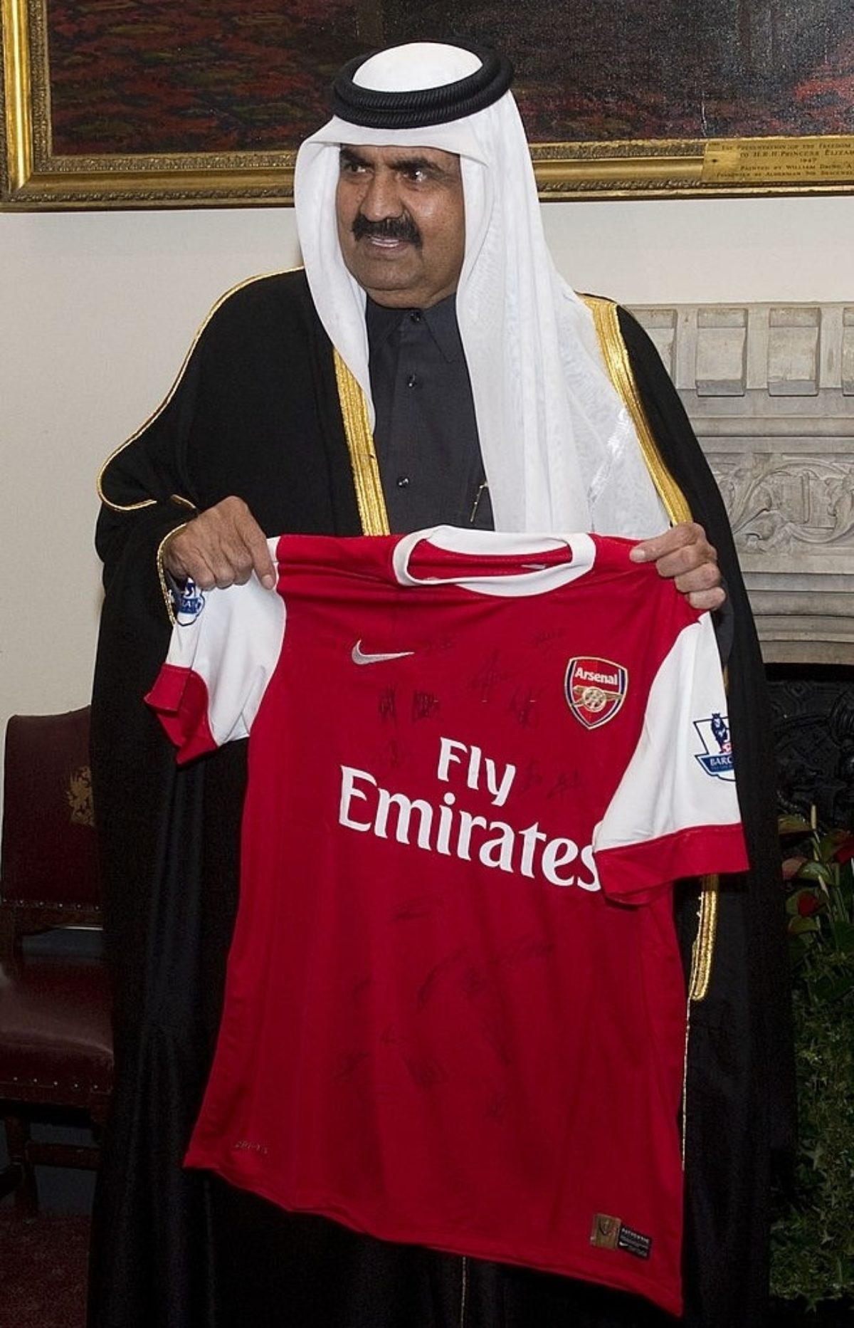 Tỷ phú Qatar cùng áo Arsenal