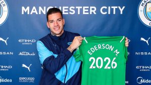 Thủ môn Ederson ở lại Man City đến năm 2026