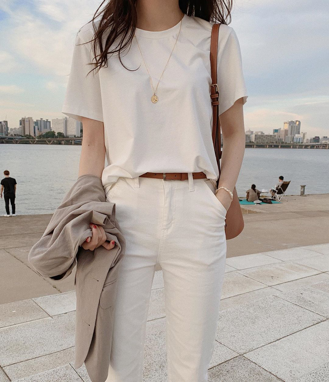 Quần jean trắng mix với áo phông